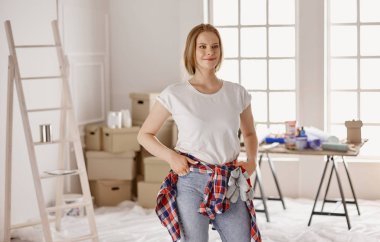 Odadaki kadın tamirata başlamaya hazır.