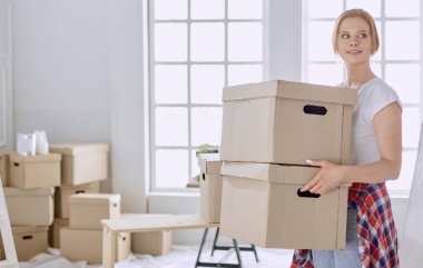 Güzel bekar bir kadın kutuları açıyor ve yeni bir eve taşınıyor.