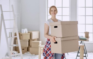 Güzel bekar bir kadın kutuları açıyor ve yeni bir eve taşınıyor.