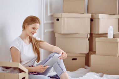 Güzel bekar bir kadın kutuları açıyor ve yeni bir eve taşınıyor.