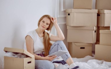 Güzel bekar bir kadın kutuları açıyor ve yeni bir eve taşınıyor.