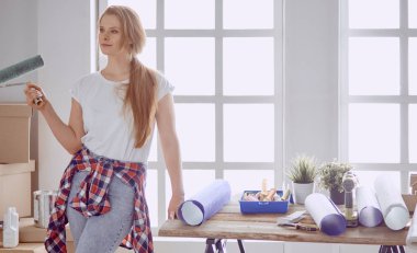 Boya fırçalı kız tamir etmeye hazır.