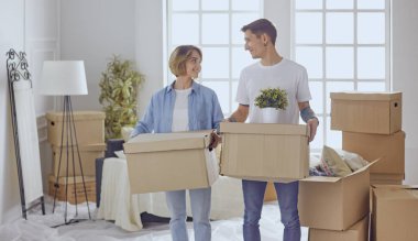 Mutlu genç çift yeni evine taşınıyor.