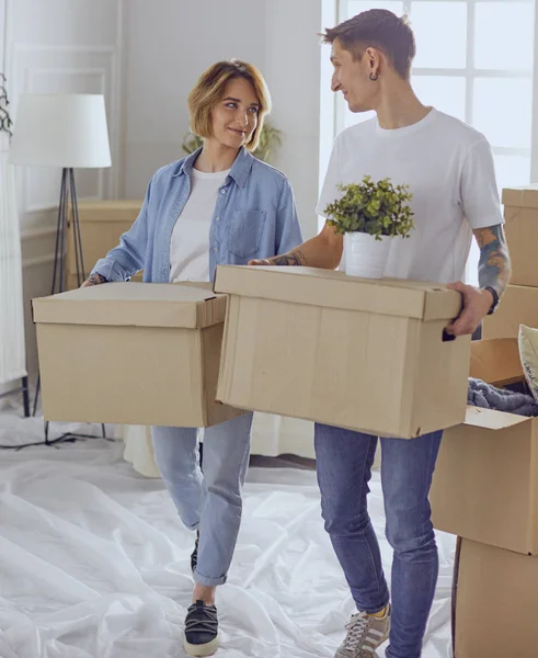 Feliz jovem casal se movendo em nova casa — Fotografia de Stock