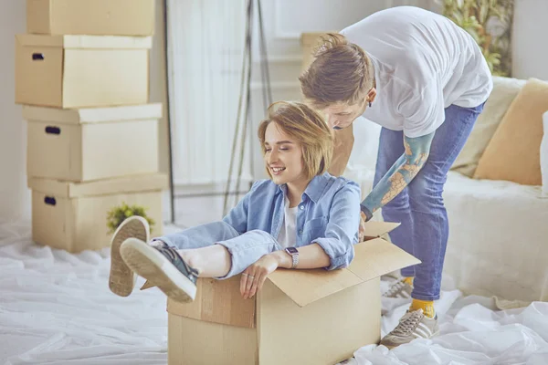 Feliz jovem casal se movendo em nova casa — Fotografia de Stock