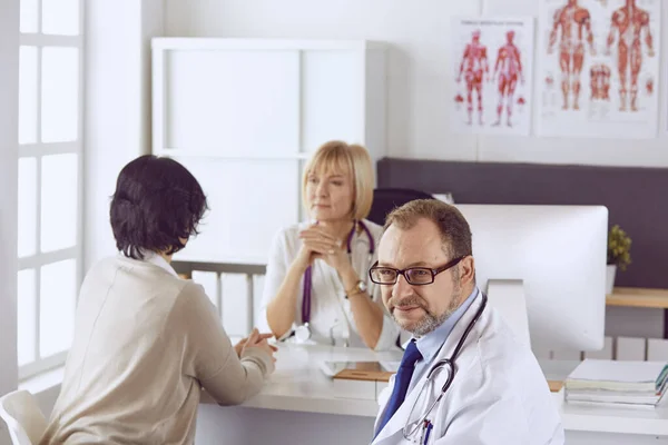 Médico americano hablando con una mujer en cirugía —  Fotos de Stock