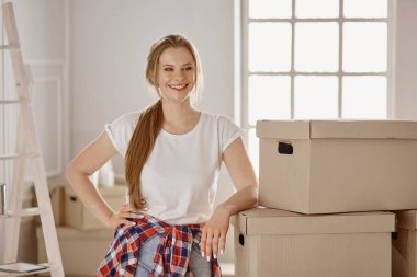 Güzel bekar bir kadın kutuları açıyor ve yeni bir eve taşınıyor.