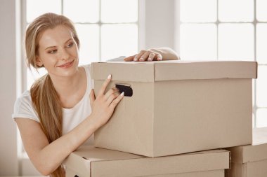 Güzel bekar bir kadın kutuları açıyor ve yeni bir eve taşınıyor.