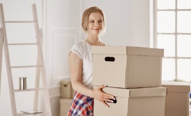 Güzel bekar bir kadın kutuları açıyor ve yeni bir eve taşınıyor.
