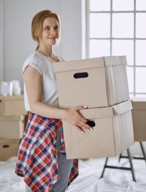 Güzel bekar bir kadın kutuları açıyor ve yeni bir eve taşınıyor.