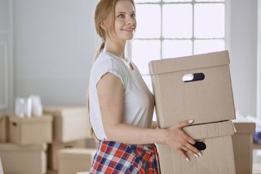 Güzel bekar bir kadın kutuları açıyor ve yeni bir eve taşınıyor.