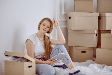 Güzel bekar bir kadın kutuları açıyor ve yeni bir eve taşınıyor.