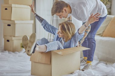 Mutlu genç çift yeni evine taşınıyor.