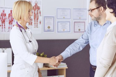 Resepsiyondaki çift bir seksologla sorunları tartışıyor.