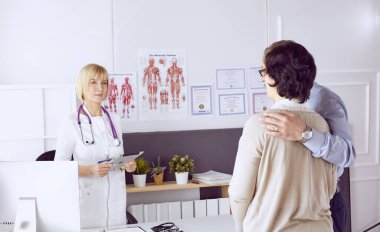 Resepsiyondaki çift bir seksologla sorunları tartışıyor.