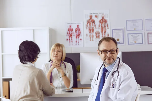 Amerikalı doktor ameliyatta kadın konuşuyor — Stok fotoğraf