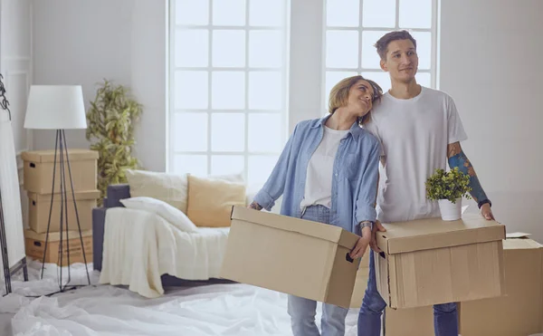 Feliz jovem casal se movendo em nova casa — Fotografia de Stock