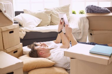 Genç Vietnamlı aile aile albümü ile seyir