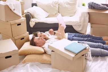 Genç Vietnamlı aile aile albümü ile seyir