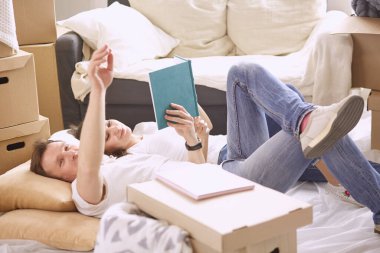 Genç Vietnamlı aile aile albümü ile seyir