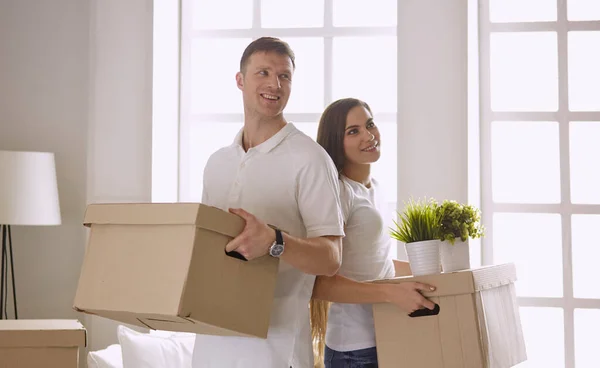 Lyckligt ungt par flyttar in nytt hem — Stockfoto
