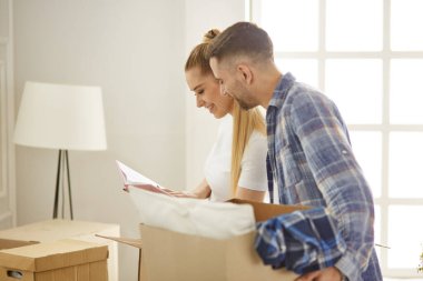 Mutlu genç çift yeni evine taşınıyor.