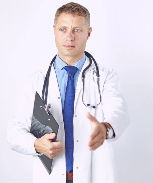 Joven médico de bata blanca con un estetoscopio saluda sosteniendo ou —  Fotos de Stock