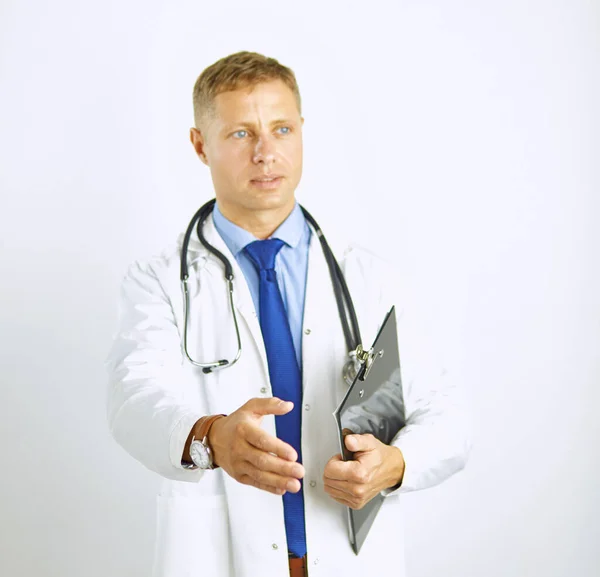Νεαρός γιατρός με λευκό παλτό με στηθοσκόπιο χαιρετά κρατώντας το χέρι του — Φωτογραφία Αρχείου