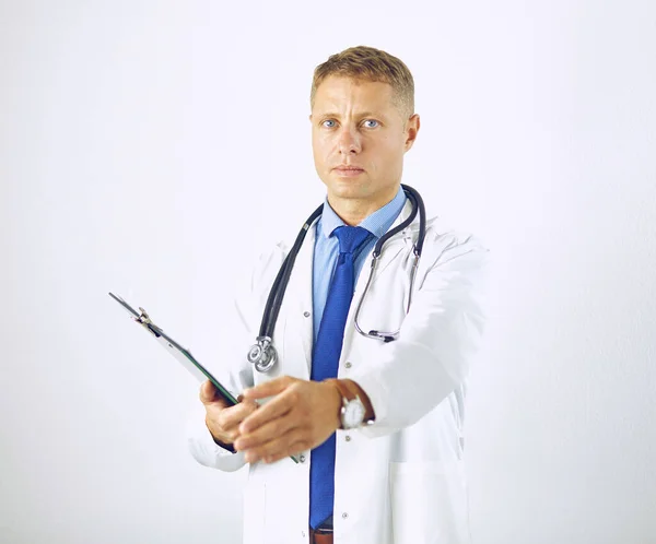 Jonge arts in witte jas met een stethoscoop begroet u — Stockfoto