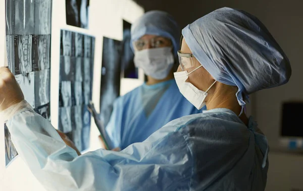 Due donne mediche che guardano le radiografie in un ospedale — Foto Stock