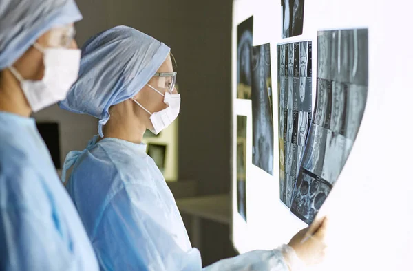 Due donne mediche che guardano le radiografie in un ospedale — Foto Stock