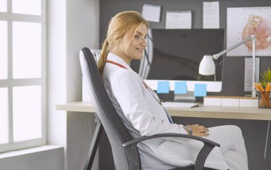 Genç bayan doktor hastasını ofise alıyor.