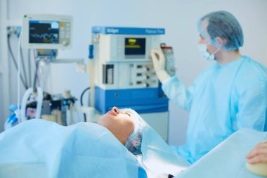 Birkaç doktor hasta operasyon masası üzerinde onların çalışma sırasında çevreleyen. Takım cerrahlar ameliyathane içinde işte