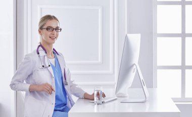 Ofiste kulaklık mutlu gülümseyen genç doktor Portresi