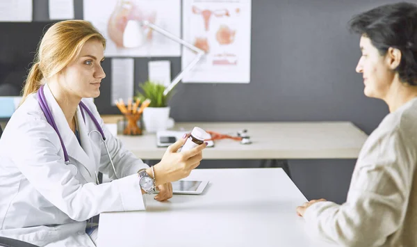 Junge Ärztin nimmt Patientin ins Büro — Stockfoto