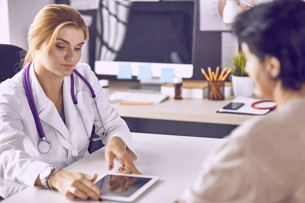 Junge Ärztin nimmt Patientin ins Büro — Stockfoto