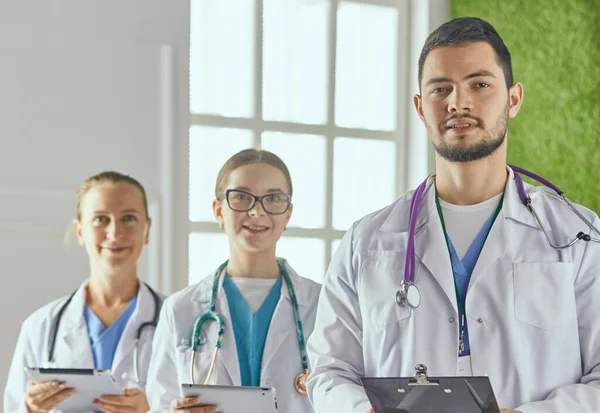 Ritratto di un gruppo di colleghi sorridenti dell'ospedale in piedi insieme — Foto Stock