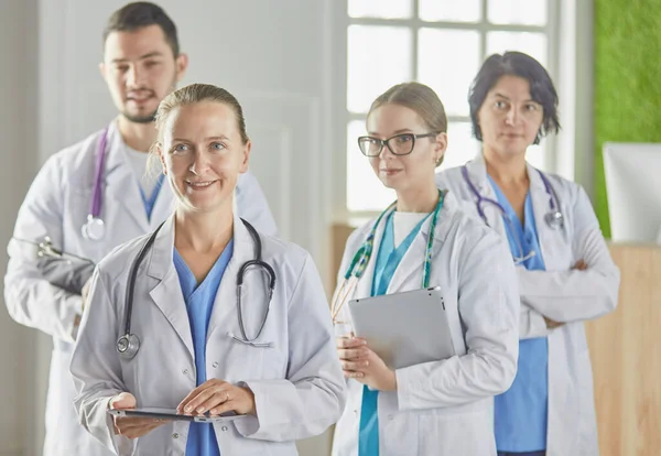 Grupo de trabajadores médicos retrato en el hospital —  Fotos de Stock