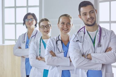 Doktorlar ve hemşireler hastanede gülümseyen