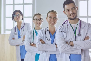 Doktorlar ve hemşireler hastanede gülümseyen