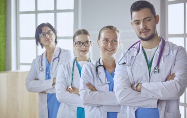 Doktorlar ve hemşireler hastanede gülümseyen