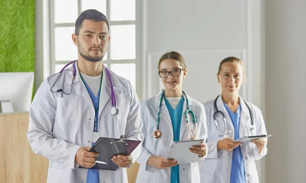 Ritratto di un gruppo di colleghi sorridenti dell'ospedale in piedi insieme — Foto Stock