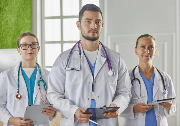 Ritratto di un gruppo di colleghi sorridenti dell'ospedale in piedi insieme — Foto Stock