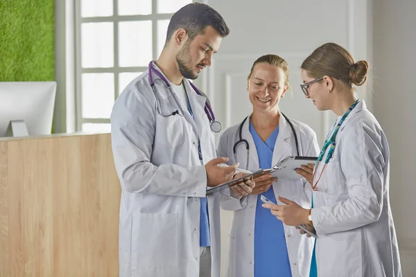 Gruppo di operatori medici ritratto in ospedale — Foto Stock