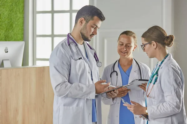 Gruppo di operatori medici ritratto in ospedale — Foto Stock