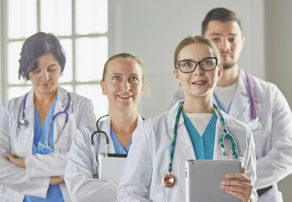 Groupe de travailleurs médicaux portrait à l'hôpital — Photo