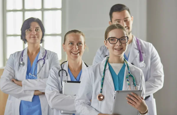 Gruppo di operatori medici ritratto in ospedale — Foto Stock