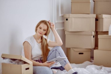 Güzel bekar bir kadın kutuları açıyor ve yeni bir eve taşınıyor.