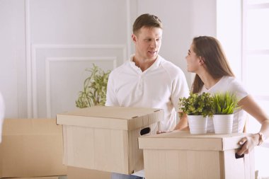 Mutlu genç çift yeni evine taşınıyor.