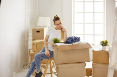 Kız yeni bir eve taşınırken bazı şeyleri ayrıştırıyor.